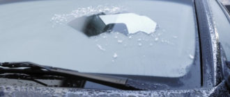 Удаление льда с обмерзшего лобового стекла
